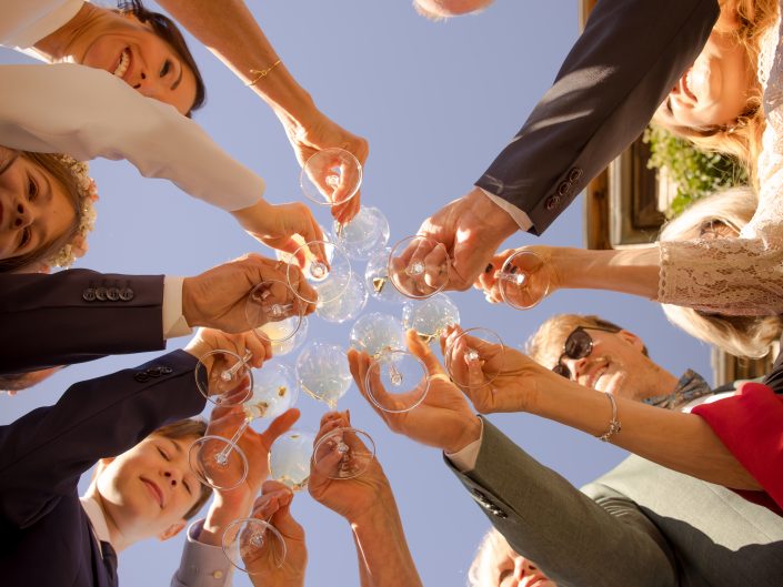 Wedding on Location, Hochzeitslocation Schloss Hohenstein Ahorn, Romantikhotel, Hochzeitsfotos im Schlossgarten, Wedding-Photography, Brautpaar-Shooting im Schloss, emotionale Hochzeitsfotos, romantisches Brautpaar-Shooting, professionelle Hochzeitsfotografin Nadja Hommel, Brautpaar-Shooting Oberfranken Südthüringen, Wedding-Pictures, romantische Hochzeitsfotografie, unsere Liebesgeschichte, emotionales Brautpaar-Shooting, Hochzeitsfotografie in Rödental, Hochzeitsfotografie in Sonneberg, Hochzeitsfotografie in Coburg, Hochzeitsfotografie in Sonnefeld, Hochzeitsfotografie in Lichtenfels, Hochzeitsfotografie in Neuhaus am Rennweg, Hochzeitsfotografie in Sonneberg, Hochzeitsfotografie in Bamberg, Hochzeitsfotografie in Kronach, Hochzeitsfotografie in Oberfranken, Hochzeitsgäste stoßen an, Sektempfang