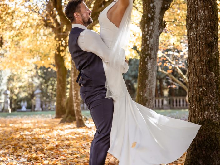 Wedding on Location, Hochzeitslocation Schloss Hohenstein Ahorn, Romantikhotel, Hochzeitsfotos im Schlossgarten, Wedding-Photography, Brautpaar-Shooting im Schloss, emotionale Hochzeitsfotos, romantisches Brautpaar-Shooting, professionelle Hochzeitsfotografin Nadja Hommel, Brautpaar-Shooting Oberfranken Südthüringen, Wedding-Pictures, romantische Hochzeitsfotografie, unsere Liebesgeschichte, emotionales Brautpaar-Shooting, Hochzeitsfotografie in Rödental, Hochzeitsfotografie in Sonneberg, Hochzeitsfotografie in Coburg, Hochzeitsfotografie in Sonnefeld, Hochzeitsfotografie in Lichtenfels, Hochzeitsfotografie in Neuhaus am Rennweg, Hochzeitsfotografie in Sonneberg, Hochzeitsfotografie in Bamberg, Hochzeitsfotografie in Kronach, Hochzeitsfotografie in Oberfranken, spontane Drehung, fröhlicher Tanz, Bräutigam nimmt Braut hoch