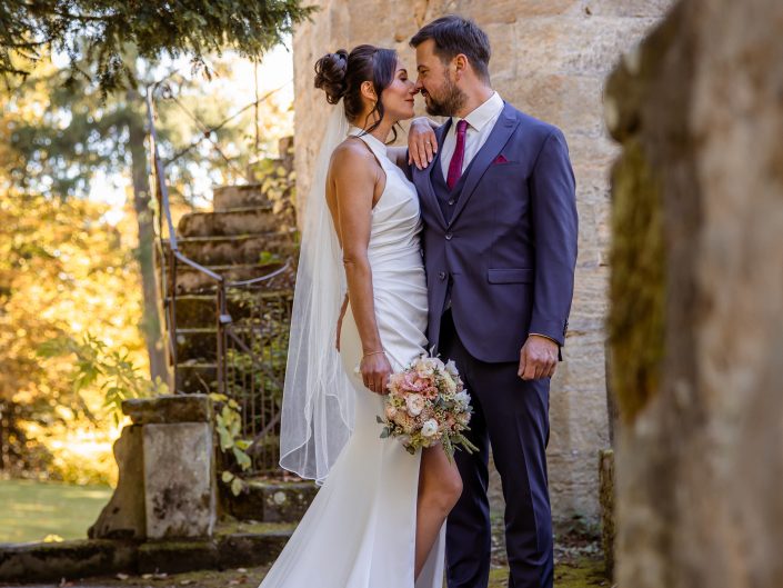 Wedding on Location, Hochzeitslocation Schloss Hohenstein Ahorn, Romantikhotel, Hochzeitsfotos im Schlossgarten, Wedding-Photography, Brautpaar-Shooting im Schloss, emotionale Hochzeitsfotos, romantisches Brautpaar-Shooting, professionelle Hochzeitsfotografin Nadja Hommel, Brautpaar-Shooting Oberfranken Südthüringen, Wedding-Pictures, romantische Hochzeitsfotografie, unsere Liebesgeschichte, emotionales Brautpaar-Shooting, Hochzeitsfotografie in Rödental, Hochzeitsfotografie in Sonneberg, Hochzeitsfotografie in Coburg, Hochzeitsfotografie in Sonnefeld, Hochzeitsfotografie in Lichtenfels, Hochzeitsfotografie in Neuhaus am Rennweg, Hochzeitsfotografie in Sonneberg, Hochzeitsfotografie in Bamberg, Hochzeitsfotografie in Kronach, Hochzeitsfotografie in Oberfranken, Foto an der Schlossmauer