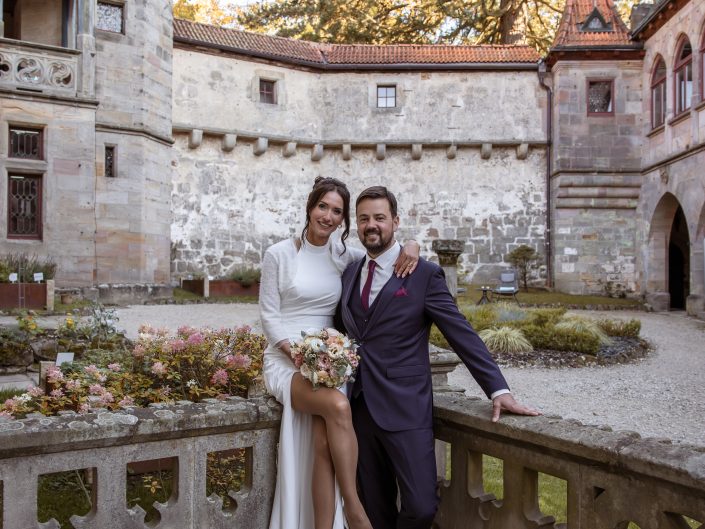Wedding on Location, Hochzeitslocation Schloss Hohenstein Ahorn, Romantikhotel, Hochzeitsfotos im Schlossgarten, Wedding-Photography, Brautpaar-Shooting im Schloss, emotionale Hochzeitsfotos, romantisches Brautpaar-Shooting, professionelle Hochzeitsfotografin Nadja Hommel, Brautpaar-Shooting Oberfranken Südthüringen, Wedding-Pictures, romantische Hochzeitsfotografie, unsere Liebesgeschichte, emotionales Brautpaar-Shooting, Hochzeitsfotografie in Rödental, Hochzeitsfotografie in Sonneberg, Hochzeitsfotografie in Coburg, Hochzeitsfotografie in Sonnefeld, Hochzeitsfotografie in Lichtenfels, Hochzeitsfotografie in Neuhaus am Rennweg, Hochzeitsfotografie in Sonneberg, Hochzeitsfotografie in Bamberg, Hochzeitsfotografie in Kronach, Hochzeitsfotografie in Oberfranken, Brautpaar im Schlosshof, romantische Schloss-Perspektive, Schlossgarten
