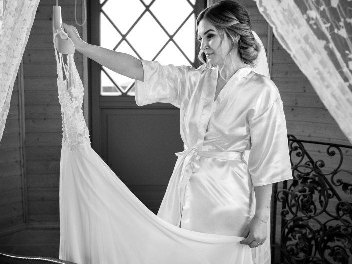 Wedding on Location, Hochzeitslocation Schlossberg Sonneberg, Hochzeitsfotos im Schloss, Wedding-Photography, Brautpaar-Shooting im Schloss, Trauung im Schlossgarten, romantische Trauung, emotionale Hochzeitstrauung, romantisches Brautpaar-Shooting im Schloss, professionelle Hochzeitsfotografin Nadja Hommel, Brautpaar-Shooting Oberfranken Südthüringen, Wedding-Pictures, romantische Hochzeitsfotografie, unsere Liebesgeschichte, emotionales Brautpaar-Shooting, Hochzeitsfotografie in Rödental, Hochzeitsfotografie in Sonneberg, Hochzeitsfotografie in Coburg, Hochzeitsfotografie in Sonnefeld, Hochzeitsfotografie in Lichtenfels, Hochzeitsfotografie in Neuhaus am Rennweg, Hochzeitsfotografie in Sonneberg, Hochzeitsfotografie in Bamberg, Hochzeitsfotografie in Kronach, Hochzeitsfotografie in Oberfranken, Braut beim Ankleiden, Schwarzweißfotografie, Hochzeitsvorbereitung, Braut betrachtet ihr Brautkleid