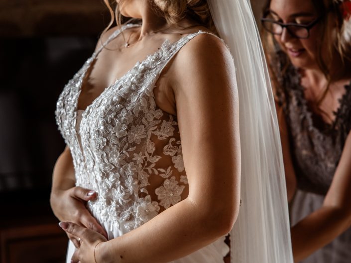 Wedding on Location, Hochzeitslocation Schlossberg Sonneberg, Hochzeitsfotos im Schloss, Wedding-Photography, Brautpaar-Shooting im Schloss, Trauung im Schlossgarten, romantische Trauung, emotionale Hochzeitstrauung, Braut beim Ankleiden im Schloss, professionelle Hochzeitsfotografin Nadja Hommel, Brautpaar-Shooting Oberfranken Südthüringen, Wedding-Pictures, romantische Hochzeitsfotografie, unsere Liebesgeschichte, emotionales Brautpaar-Shooting, Hochzeitsfotografie in Rödental, Hochzeitsfotografie in Sonneberg, Hochzeitsfotografie in Coburg, Hochzeitsfotografie in Sonnefeld, Hochzeitsfotografie in Lichtenfels, Hochzeitsfotografie in Neuhaus am Rennweg, Hochzeitsfotografie in Sonneberg, Hochzeitsfotografie in Bamberg, Hochzeitsfotografie in Kronach, Hochzeitsfotografie in Oberfranken, Braut beim Ankleiden, Schwarzweißfotografie, Hochzeitsvorbereitung, Braut betrachtet ihr Brautkleid