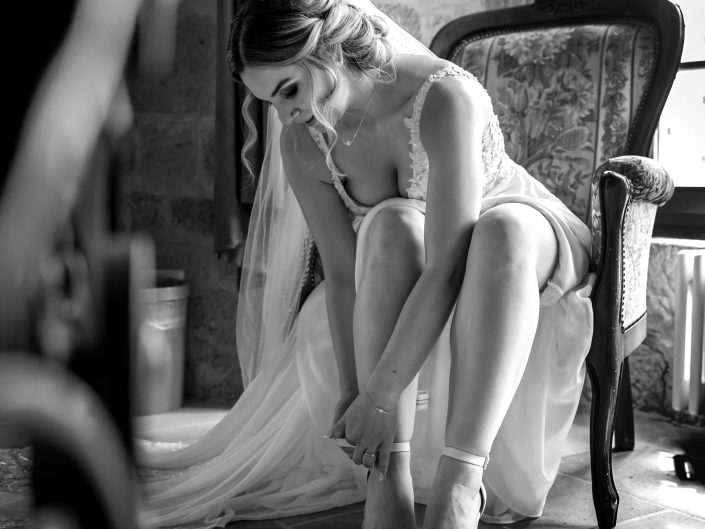 Wedding on Location, Hochzeitslocation Schlossberg Sonneberg, Hochzeitsfotos im Schloss, Wedding-Photography, Braut beim Ankleiden im Schloss, Trauung im Schlossgarten, romantische Trauung, emotionale Hochzeitstrauung, romantisches Brautpaar-Shooting im Schloss, professionelle Hochzeitsfotografin Nadja Hommel, Brautpaar-Shooting Oberfranken Südthüringen, Wedding-Pictures, romantische Hochzeitsfotografie, unsere Liebesgeschichte, emotionales Brautpaar-Shooting, Hochzeitsfotografie in Rödental, Hochzeitsfotografie in Sonneberg, Hochzeitsfotografie in Coburg, Hochzeitsfotografie in Sonnefeld, Hochzeitsfotografie in Lichtenfels, Hochzeitsfotografie in Neuhaus am Rennweg, Hochzeitsfotografie in Sonneberg, Hochzeitsfotografie in Bamberg, Hochzeitsfotografie in Kronach, Hochzeitsfotografie in Oberfranken, Braut beim Ankleiden, Schwarzweißfotografie, Hochzeitsvorbereitung, Braut zieht ihre Schuhe an