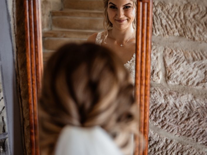 Wedding on Location, Hochzeitslocation Schlossberg Sonneberg, Hochzeitsfotos im Schloss, Wedding-Photography, Brautpaar-Shooting im Schloss, Trauung im Schlossgarten, romantische Trauung, emotionale Hochzeitstrauung, romantisches Brautpaar-Shooting im Schloss, professionelle Hochzeitsfotografin Nadja Hommel, Brautpaar-Shooting Oberfranken Südthüringen, Wedding-Pictures, romantische Hochzeitsfotografie, unsere Liebesgeschichte, emotionales Brautpaar-Shooting, Hochzeitsfotografie in Rödental, Hochzeitsfotografie in Sonneberg, Hochzeitsfotografie in Coburg, Hochzeitsfotografie in Sonnefeld, Hochzeitsfotografie in Lichtenfels, Hochzeitsfotografie in Neuhaus am Rennweg, Hochzeitsfotografie in Sonneberg, Hochzeitsfotografie in Bamberg, Hochzeitsfotografie in Kronach, Hochzeitsfotografie in Oberfranken, Braut beim Ankleiden, Schwarzweißfotografie, Hochzeitsvorbereitung, Braut betrachtet sich im Spiegel