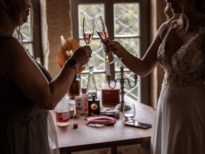 Wedding on Location, Hochzeitslocation Schlossberg Sonneberg, Hochzeitsfotos im Schloss, Wedding-Photography, Brautpaar-Shooting im Schloss, Trauung im Schlossgarten, romantische Trauung, emotionale Hochzeitstrauung, romantisches Brautpaar-Shooting im Schloss, professionelle Hochzeitsfotografin Nadja Hommel, Brautpaar-Shooting Oberfranken Südthüringen, Wedding-Pictures, romantische Hochzeitsfotografie, unsere Liebesgeschichte, emotionales Brautpaar-Shooting, Hochzeitsfotografie in Rödental, Hochzeitsfotografie in Sonneberg, Hochzeitsfotografie in Coburg, Hochzeitsfotografie in Sonnefeld, Hochzeitsfotografie in Lichtenfels, Hochzeitsfotografie in Neuhaus am Rennweg, Hochzeitsfotografie in Sonneberg, Hochzeitsfotografie in Bamberg, Hochzeitsfotografie in Kronach, Hochzeitsfotografie in Oberfranken, Braut beim Ankleiden, Schwarzweißfotografie, Hochzeitsvorbereitung, Braut mit Trauzeugin