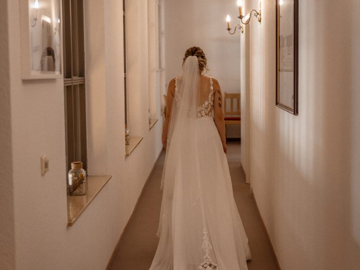 Wedding on Location, Hochzeitslocation Schlossberg Sonneberg, Hochzeitsfotos im Schloss, Wedding-Photography, Brautpaar-Shooting im Schloss, Trauung im Schlossgarten, romantische Trauung, emotionale Hochzeitstrauung, romantisches Brautpaar-Shooting im Schloss, professionelle Hochzeitsfotografin Nadja Hommel, Brautpaar-Shooting Oberfranken Südthüringen, Wedding-Pictures, romantische Hochzeitsfotografie, unsere Liebesgeschichte, emotionales Brautpaar-Shooting, Hochzeitsfotografie in Rödental, Hochzeitsfotografie in Sonneberg, Hochzeitsfotografie in Coburg, Hochzeitsfotografie in Sonnefeld, Hochzeitsfotografie in Lichtenfels, Hochzeitsfotografie in Neuhaus am Rennweg, Hochzeitsfotografie in Sonneberg, Hochzeitsfotografie in Bamberg, Hochzeitsfotografie in Kronach, Hochzeitsfotografie in Oberfranken, Braut beim Ankleiden, Hochzeitsvorbereitung, Braut auf dem Weg zum Bräutigam