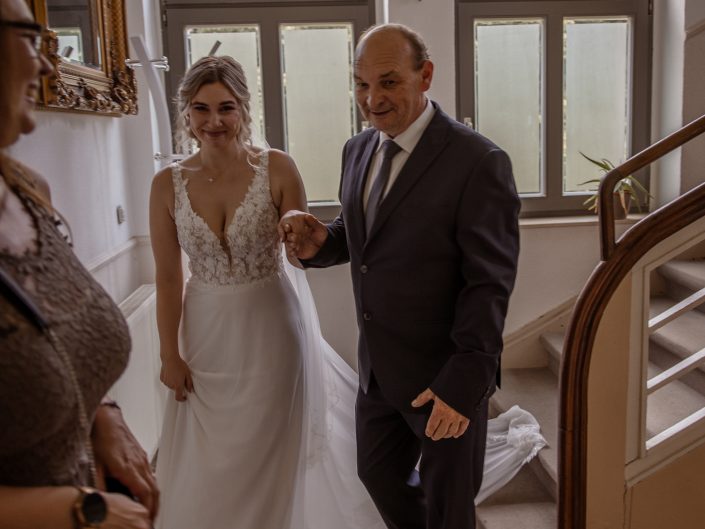 Wedding on Location, Hochzeitslocation Schlossberg Sonneberg, Hochzeitsfotos im Schloss, Wedding-Photography, Brautpaar-Shooting im Schloss, Trauung im Schlossgarten, romantische Trauung, emotionale Hochzeitstrauung, romantisches Brautpaar-Shooting im Schloss, professionelle Hochzeitsfotografin Nadja Hommel, Brautpaar-Shooting Oberfranken Südthüringen, Wedding-Pictures, romantische Hochzeitsfotografie, unsere Liebesgeschichte, emotionales Brautpaar-Shooting, Hochzeitsfotografie in Rödental, Hochzeitsfotografie in Sonneberg, Hochzeitsfotografie in Coburg, Hochzeitsfotografie in Sonnefeld, Hochzeitsfotografie in Lichtenfels, Hochzeitsfotografie in Neuhaus am Rennweg, Hochzeitsfotografie in Sonneberg, Hochzeitsfotografie in Bamberg, Hochzeitsfotografie in Kronach, Hochzeitsfotografie in Oberfranken, Braut mit Brautvater, Hochzeitsvorbereitung, Braut auf dem Weg zum Bräutigam