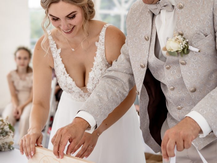 Wedding on Location, Hochzeitslocation Schlossberg Sonneberg, Hochzeitsfotos im Schloss, Wedding-Photography, Brautpaar-Shooting im Schloss, Trauung im Schlossgarten, romantische Trauung, emotionale Hochzeitstrauung, romantisches Brautpaar-Shooting im Schloss, professionelle Hochzeitsfotografin Nadja Hommel, Brautpaar-Shooting Oberfranken Südthüringen, Wedding-Pictures, romantische Hochzeitsfotografie, unsere Liebesgeschichte, emotionales Brautpaar-Shooting, Hochzeitsfotografie in Rödental, Hochzeitsfotografie in Sonneberg, Hochzeitsfotografie in Coburg, Hochzeitsfotografie in Sonnefeld, Hochzeitsfotografie in Lichtenfels, Hochzeitsfotografie in Neuhaus am Rennweg, Hochzeitsfotografie in Sonneberg, Hochzeitsfotografie in Bamberg, Hochzeitsfotografie in Kronach, Hochzeitsfotografie in Oberfranken, Freie Trauung, Trauung im Hochzeitszelt