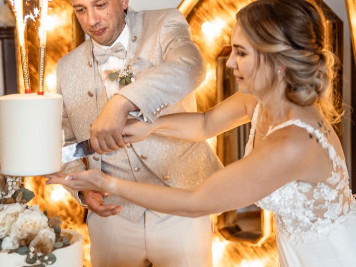 Wedding on Location, Hochzeitslocation Schlossberg Sonneberg, Hochzeitsfotos im Schloss, Wedding-Photography, Brautpaar-Shooting im Schloss, Trauung im Schlossgarten, romantische Trauung, emotionale Hochzeitstrauung, romantisches Brautpaar-Shooting im Schloss, professionelle Hochzeitsfotografin Nadja Hommel, Brautpaar-Shooting Oberfranken Südthüringen, Wedding-Pictures, romantische Hochzeitsfotografie, unsere Liebesgeschichte, emotionales Brautpaar-Shooting, Hochzeitsfotografie in Rödental, Hochzeitsfotografie in Sonneberg, Hochzeitsfotografie in Coburg, Hochzeitsfotografie in Sonnefeld, Hochzeitsfotografie in Lichtenfels, Hochzeitsfotografie in Neuhaus am Rennweg, Hochzeitsfotografie in Sonneberg, Hochzeitsfotografie in Bamberg, Hochzeitsfotografie in Kronach, Hochzeitsfotografie in Oberfranken, Hochzeitstorte anschneiden, Brautpaar schneidet Hochzeitstorte an