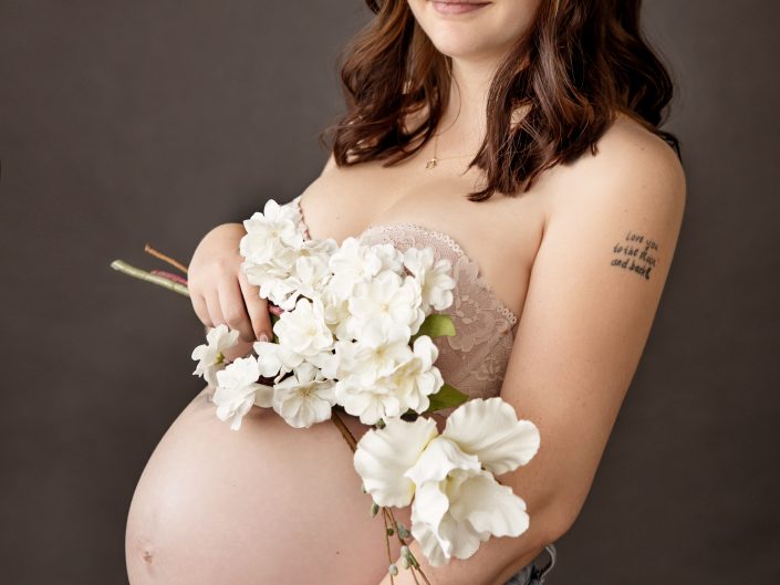 Schwangerschaftsfotografie, Babybauch-Fotografie, wunderschöne Bald-Mami, romantische Babybauch-Fotografie, Babybauch-Shooting im romantischen Kleid, Fotoshooting mit Familienfotografin Nadja Hommel, Fotografie Oberfranken und Südthüringen, Schwangerschaftsfotografie im Studio, babybauch-Fotografie im Fotostudio, romantische Babybauch-Studioaufnahmen in Sonneberg, Fotostudio Nadja Hommel, professionelle Babybauch-Fotografin, Blumen und Babybauch