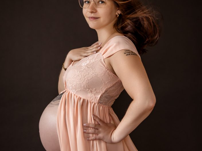 Schwangerschaftsfotografie, Babybauch-Fotografie, wunderschöne Bald-Mami, romantische Babybauch-Fotografie, Babybauch-Shooting im romantischen Kleid, Fotoshooting mit Familienfotografin Nadja Hommel, Fotografie Oberfranken und Südthüringen, Schwangerschaftsfotografie im Studio, babybauch-Fotografie im Fotostudio, romantische Babybauch-Studioaufnahmen in Sonneberg, Fotostudio Nadja Hommel, professionelle Babybauch-Fotografin