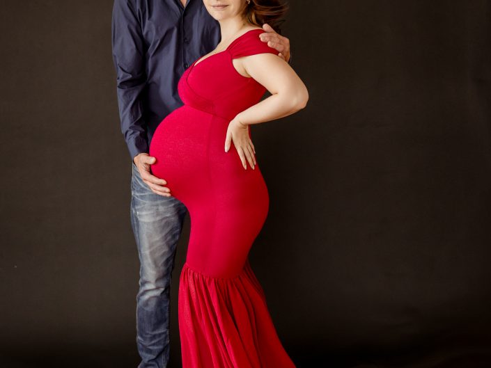 Schwangerschaftsfotografie, Babybauch-Fotografie, wunderschöne Bald-Mami, romantische Babybauch-Fotografie, Babybauch-Shooting im romantischen Kleid, Fotoshooting mit Familienfotografin Nadja Hommel, Fotografie Oberfranken und Südthüringen, Schwangerschaftsfotografie im Studio, babybauch-Fotografie im Fotostudio, romantische Babybauch-Studioaufnahmen in Sonneberg, Fotostudio Nadja Hommel, Mama und Papa, Papa freut sich auf das Baby