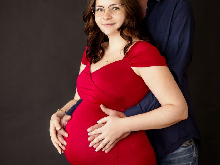 Schwangerschaftsfotografie, Babybauch-Fotografie, wunderschöne Bald-Mami, romantische Babybauch-Fotografie, Babybauch-Shooting im romantischen Kleid, Fotoshooting mit Familienfotografin Nadja Hommel, Fotografie Oberfranken und Südthüringen, Schwangerschaftsfotografie im Studio, babybauch-Fotografie im Fotostudio, romantische Babybauch-Studioaufnahmen in Sonneberg, Fotostudio Nadja Hommel, werdende Eltern, Mama und Papa mit Babybauch