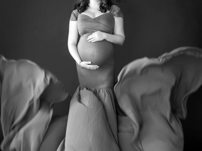 Schwangerschaftsfotografie, Babybauch-Fotografie, wunderschöne Bald-Mami, romantische Babybauch-Fotografie, Babybauch-Shooting im romantischen Kleid, Fotoshooting mit Familienfotografin Nadja Hommel, Fotografie Oberfranken und Südthüringen, Schwangerschaftsfotografie im Studio, babybauch-Fotografie im Fotostudio, romantische Babybauch-Studioaufnahmen in Sonneberg, Fotostudio Nadja Hommel