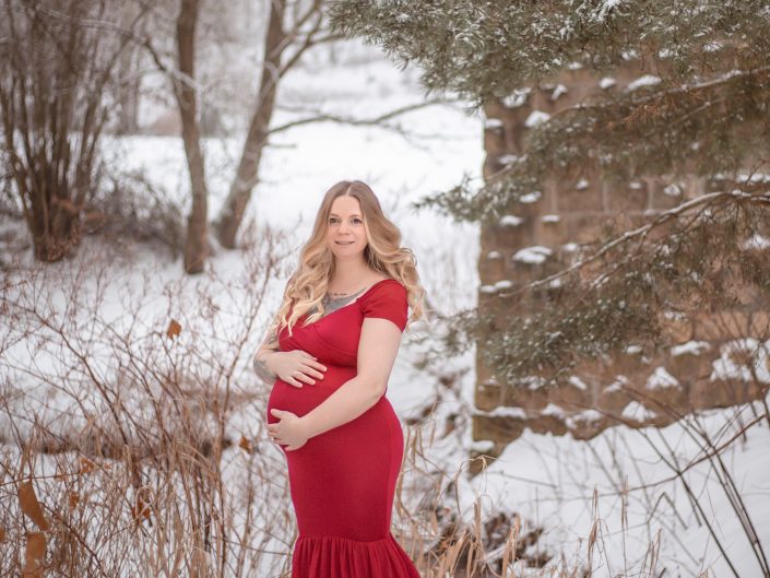 Schwangerschaftsfotografie, Babybauch-Fotografie, wunderschöne Bald-Mami, romantische Babybauch-Fotografie, Babybauch-Shooting im romantischen Kleid, Fotoshooting mit Familienfotografin Nadja Hommel, Fotografie Oberfranken und Südthüringen, Schwangerschaftsfotografie im Freien, Babybauch-Fotografie im Winter, romantische Babybauch-Fotografie im Schnee, Fotoshooting in Sonneberg, professionelle Babybauch-Fotografin Nadja Hommel, romantisches Schwangerschaft-Shooting im Freien, Schwangerschaftskleid, besonderes Babybauch-Kleid, rotes Babybauch-Kleid