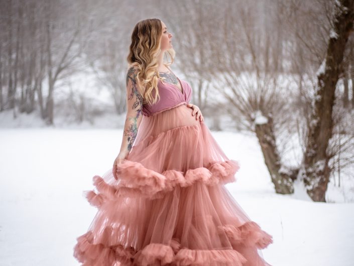 Schwangerschaftsfotografie, Babybauch-Fotografie, wunderschöne Bald-Mami, romantische Babybauch-Fotografie, Babybauch-Shooting im romantischen Kleid, Fotoshooting mit Familienfotografin Nadja Hommel, Fotografie Oberfranken und Südthüringen, Schwangerschaftsfotografie im Freien, Babybauch-Fotografie im Winter, romantische Babybauch-Fotografie im Schnee, Fotoshooting in Sonneberg, professionelle Babybauch-Fotografin Nadja Hommel, romantisches Schwangerschaft-Shooting im Freien, Schwangerschaftskleid, besonderes Babybauch-Kleid, rosanes Babybauch-Kleid, traumhafte Winterfotografie mit Babybauch