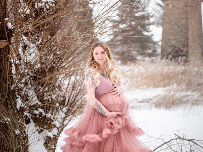 Schwangerschaftsfotografie, Babybauch-Fotografie, wunderschöne Bald-Mami, romantische Babybauch-Fotografie, Babybauch-Shooting im romantischen Kleid, Fotoshooting mit Familienfotografin Nadja Hommel, Fotografie Oberfranken und Südthüringen, Schwangerschaftsfotografie im Freien, Babybauch-Fotografie im Winter, romantische Babybauch-Fotografie im Schnee, Fotoshooting in Sonneberg, professionelle Babybauch-Fotografin Nadja Hommel, romantisches Schwangerschaft-Shooting im Freien, Schwangerschaftskleid, besonderes Babybauch-Kleid, rosanes Babybauch-Kleid, wunderschöne Bald-Mami