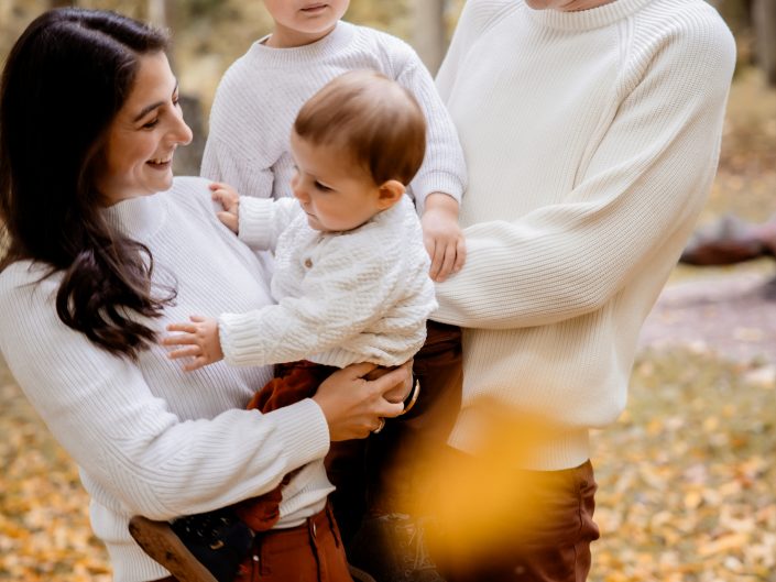 Familienshooting im Freien, fröhliche Familien-Fotografie im Freien, romantische Familien-Fotos, Family-Photography, Kinder-Shooting, Kids-Fotografie outdoor, emotionales Fotoshooting, fröhliche und spontane Fotografie im Freien, Liebe auf Bildern, Liebe ist Alles, Familienglück, Familienfreude, professionelle Familienfotografin Nadja Hommel, freies Familien-Shooting Oberfranken und Südthüringen, Family-Pictures, romantische Familienfotografie, unsere Glücksmomente, emotionales Shooting, Fotografie in Rödental, Fotografie in Sonneberg, Fotografie in Coburg, Fotografie in Sonnefeld, Fotografie in Lichtenfels, Fotografie in Neuhaus am Rennweg, Fotografie in Sonneberg, Fotografie in Bamberg, Fotografie in Kronach, Fotografie in Oberfranken, Mama, Papa und Kinder im Wasserschloss Mitwitz, Herbststimmung, Familienshooting im Herbst