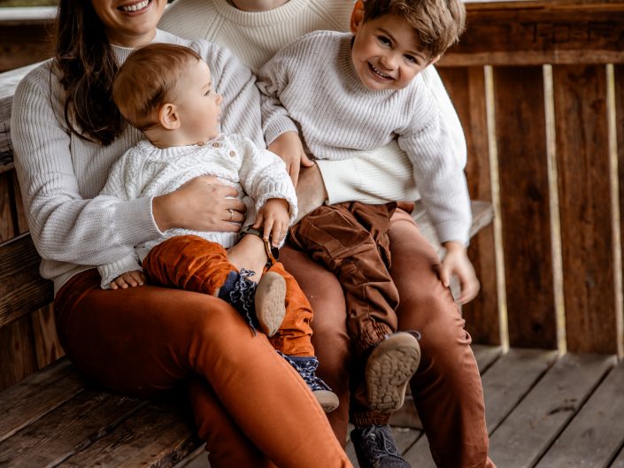 Familienshooting im Freien, fröhliche Familien-Fotografie im Freien, romantische Familien-Fotos, Family-Photography, Kinder-Shooting, Kids-Fotografie outdoor, emotionales Fotoshooting, fröhliche und spontane Fotografie im Freien, Liebe auf Bildern, Liebe ist Alles, Familienglück, Familienfreude, professionelle Familienfotografin Nadja Hommel, freies Familien-Shooting Oberfranken und Südthüringen, Family-Pictures, romantische Familienfotografie, unsere Glücksmomente, emotionales Shooting, Fotografie in Rödental, Fotografie in Sonneberg, Fotografie in Coburg, Fotografie in Sonnefeld, Fotografie in Lichtenfels, Fotografie in Neuhaus am Rennweg, Fotografie in Sonneberg, Fotografie in Bamberg, Fotografie in Kronach, Fotografie in Oberfranken, Mama, Papa und Kinder im Wasserschloss Mitwitz, Herbststimmung, Familienshooting im Herbst