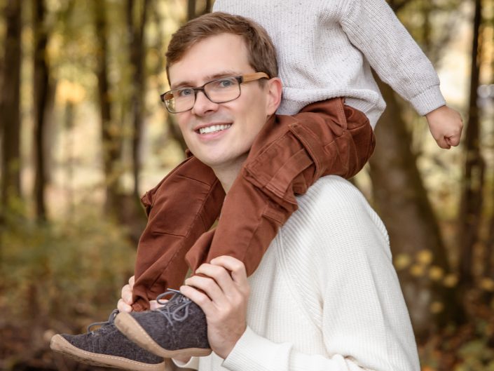 Familienshooting im Freien, fröhliche Familien-Fotografie im Freien, romantische Familien-Fotos, Family-Photography, Kinder-Shooting, Kids-Fotografie outdoor, emotionales Fotoshooting, fröhliche und spontane Fotografie im Freien, Liebe auf Bildern, Liebe ist Alles, Familienglück, Familienfreude, professionelle Familienfotografin Nadja Hommel, freies Familien-Shooting Oberfranken und Südthüringen, Family-Pictures, romantische Familienfotografie, unsere Glücksmomente, emotionales Shooting, Fotografie in Rödental, Fotografie in Sonneberg, Fotografie in Coburg, Fotografie in Sonnefeld, Fotografie in Lichtenfels, Fotografie in Neuhaus am Rennweg, Fotografie in Sonneberg, Fotografie in Bamberg, Fotografie in Kronach, Fotografie in Oberfranken, Papa und Sohn im Wasserschloss Mitwitz, Herbststimmung, Familienshooting im Herbst, Sohn sitz auf der Schulter vom Papa