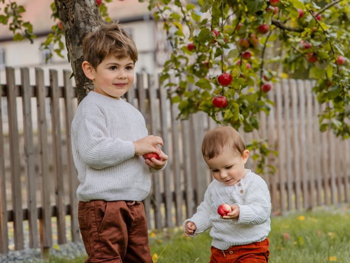 Familienshooting im Freien, fröhliche Familien-Fotografie im Freien, romantische Familien-Fotos, Family-Photography, Kinder-Shooting, Kids-Fotografie outdoor, emotionales Fotoshooting, fröhliche und spontane Fotografie im Freien, Liebe auf Bildern, Liebe ist Alles, Familienglück, Familienfreude, professionelle Familienfotografin Nadja Hommel, freies Familien-Shooting Oberfranken und Südthüringen, Family-Pictures, romantische Familienfotografie, unsere Glücksmomente, emotionales Shooting, Fotografie in Rödental, Fotografie in Sonneberg, Fotografie in Coburg, Fotografie in Sonnefeld, Fotografie in Lichtenfels, Fotografie in Neuhaus am Rennweg, Fotografie in Sonneberg, Fotografie in Bamberg, Fotografie in Kronach, Fotografie in Oberfranken, Kinder unter dem Apfelbaum, im Wasserschloss Mitwitz, Herbststimmung, Familienshooting im Herbst, Herbstfarben