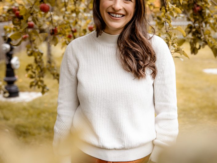 Familienshooting im Freien, fröhliche Familien-Fotografie im Freien, romantische Familien-Fotos, Family-Photography, Kinder-Shooting, Kids-Fotografie outdoor, emotionales Fotoshooting, fröhliche und spontane Fotografie im Freien, Liebe auf Bildern, Liebe ist Alles, Familienglück, Familienfreude, professionelle Familienfotografin Nadja Hommel, freies Familien-Shooting Oberfranken und Südthüringen, Family-Pictures, romantische Familienfotografie, unsere Glücksmomente, emotionales Shooting, Fotografie in Rödental, Fotografie in Sonneberg, Fotografie in Coburg, Fotografie in Sonnefeld, Fotografie in Lichtenfels, Fotografie in Neuhaus am Rennweg, Fotografie in Sonneberg, Fotografie in Bamberg, Fotografie in Kronach, Fotografie in Oberfranken, Wasserschloss Mitwitz, Herbststimmung, Porträt im Herbst, lächelnde Mama, Porträt unter dem Apfelbaum