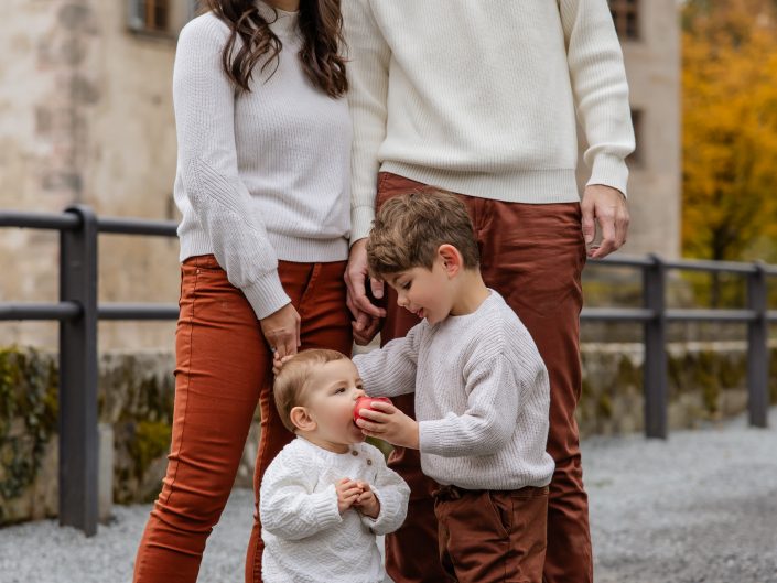 Familienshooting im Freien, fröhliche Familien-Fotografie im Freien, romantische Familien-Fotos, Family-Photography, Kinder-Shooting, Kids-Fotografie outdoor, emotionales Fotoshooting, fröhliche und spontane Fotografie im Freien, Liebe auf Bildern, Liebe ist Alles, Familienglück, Familienfreude, professionelle Familienfotografin Nadja Hommel, freies Familien-Shooting Oberfranken und Südthüringen, Family-Pictures, romantische Familienfotografie, unsere Glücksmomente, emotionales Shooting, Fotografie in Rödental, Fotografie in Sonneberg, Fotografie in Coburg, Fotografie in Sonnefeld, Fotografie in Lichtenfels, Fotografie in Neuhaus am Rennweg, Fotografie in Sonneberg, Fotografie in Bamberg, Fotografie in Kronach, Fotografie in Oberfranken, Mama, Papa und Kinder im Wasserschloss Mitwitz, Herbststimmung, Familienshooting im Herbst