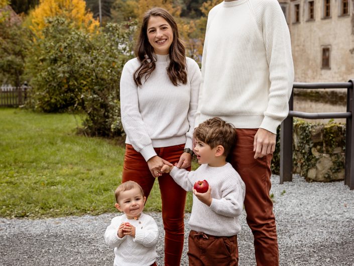 Familienshooting im Freien, fröhliche Familien-Fotografie im Freien, romantische Familien-Fotos, Family-Photography, Kinder-Shooting, Kids-Fotografie outdoor, emotionales Fotoshooting, fröhliche und spontane Fotografie im Freien, Liebe auf Bildern, Liebe ist Alles, Familienglück, Familienfreude, professionelle Familienfotografin Nadja Hommel, freies Familien-Shooting Oberfranken und Südthüringen, Family-Pictures, romantische Familienfotografie, unsere Glücksmomente, emotionales Shooting, Fotografie in Rödental, Fotografie in Sonneberg, Fotografie in Coburg, Fotografie in Sonnefeld, Fotografie in Lichtenfels, Fotografie in Neuhaus am Rennweg, Fotografie in Sonneberg, Fotografie in Bamberg, Fotografie in Kronach, Fotografie in Oberfranken, Mama, Papa und Kinder im Wasserschloss Mitwitz, schöne Herbststimmung, Familienshooting im Herbst