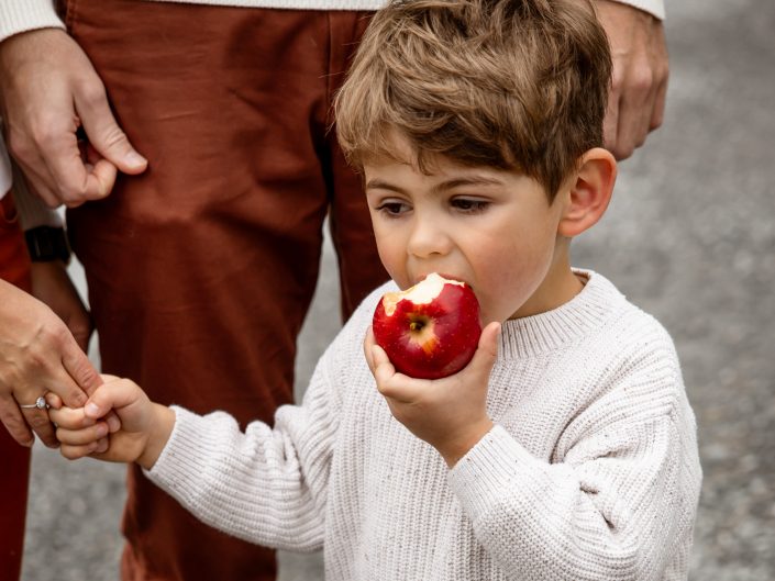 Familienshooting im Freien, fröhliche Familien-Fotografie im Freien, romantische Familien-Fotos, Family-Photography, Kinder-Shooting, Kids-Fotografie outdoor, emotionales Fotoshooting, fröhliche und spontane Fotografie im Freien, Liebe auf Bildern, Liebe ist Alles, Familienglück, Familienfreude, professionelle Familienfotografin Nadja Hommel, freies Familien-Shooting Oberfranken und Südthüringen, Family-Pictures, romantische Familienfotografie, unsere Glücksmomente, emotionales Shooting, Fotografie in Rödental, Fotografie in Sonneberg, Fotografie in Coburg, Fotografie in Sonnefeld, Fotografie in Lichtenfels, Fotografie in Neuhaus am Rennweg, Fotografie in Sonneberg, Fotografie in Bamberg, Fotografie in Kronach, Fotografie in Oberfranken, kleiner Junge beißt in einen Apfel, im Wasserschloss Mitwitz, Herbststimmung, Familienshooting im Herbst