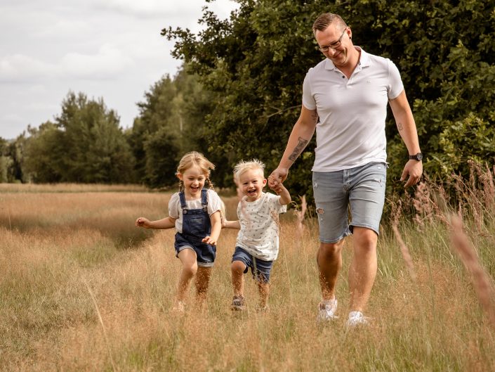 Familienshooting im Freien, fröhliche Familien-Fotografie im Freien, romantische Familien-Fotos, Family-Photography, Kinder-Shooting, Kids-Fotografie outdoor, emotionales Fotoshooting, fröhliche und spontane Fotografie im Freien, Liebe auf Bildern, Liebe ist Alles, Familienglück, Familienfreude, professionelle Familienfotografin Nadja Hommel, freies Familien-Shooting Oberfranken und Südthüringen, Family-Pictures, romantische Familienfotografie, unsere Glücksmomente, emotionales Shooting, Fotografie in Rödental, Fotografie in Sonneberg, Fotografie in Coburg, Fotografie in Sonnefeld, Fotografie in Lichtenfels, Fotografie in Neuhaus am Rennweg, Fotografie in Sonneberg, Fotografie in Bamberg, Fotografie in Kronach, Fotografie in Oberfranken, Papa und Kinder in der Wiese