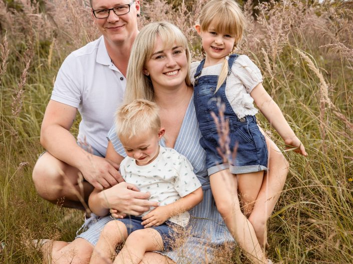 Familienshooting im Freien, fröhliche Familien-Fotografie im Freien, romantische Familien-Fotos, Family-Photography, Kinder-Shooting, Kids-Fotografie outdoor, emotionales Fotoshooting, fröhliche und spontane Fotografie im Freien, Liebe auf Bildern, Liebe ist Alles, Familienglück, Familienfreude, professionelle Familienfotografin Nadja Hommel, freies Familien-Shooting Oberfranken und Südthüringen, Family-Pictures, romantische Familienfotografie, unsere Glücksmomente, emotionales Shooting, Fotografie in Rödental, Fotografie in Sonneberg, Fotografie in Coburg, Fotografie in Sonnefeld, Fotografie in Lichtenfels, Fotografie in Neuhaus am Rennweg, Fotografie in Sonneberg, Fotografie in Bamberg, Fotografie in Kronach, Fotografie in Oberfranken, Mama und ihr Mädchen, Mama, Papa und Kinder in der Wiese