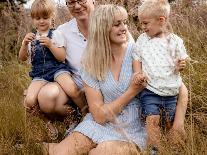 Familienshooting im Freien, fröhliche Familien-Fotografie im Freien, romantische Familien-Fotos, Family-Photography, Kinder-Shooting, Kids-Fotografie outdoor, emotionales Fotoshooting, fröhliche und spontane Fotografie im Freien, Liebe auf Bildern, Liebe ist Alles, Familienglück, Familienfreude, professionelle Familienfotografin Nadja Hommel, freies Familien-Shooting Oberfranken und Südthüringen, Family-Pictures, romantische Familienfotografie, unsere Glücksmomente, emotionales Shooting, Fotografie in Rödental, Fotografie in Sonneberg, Fotografie in Coburg, Fotografie in Sonnefeld, Fotografie in Lichtenfels, Fotografie in Neuhaus am Rennweg, Fotografie in Sonneberg, Fotografie in Bamberg, Fotografie in Kronach, Fotografie in Oberfranken, Mama und ihr Mädchen, Mama, Papa und Kinder in der Wiese