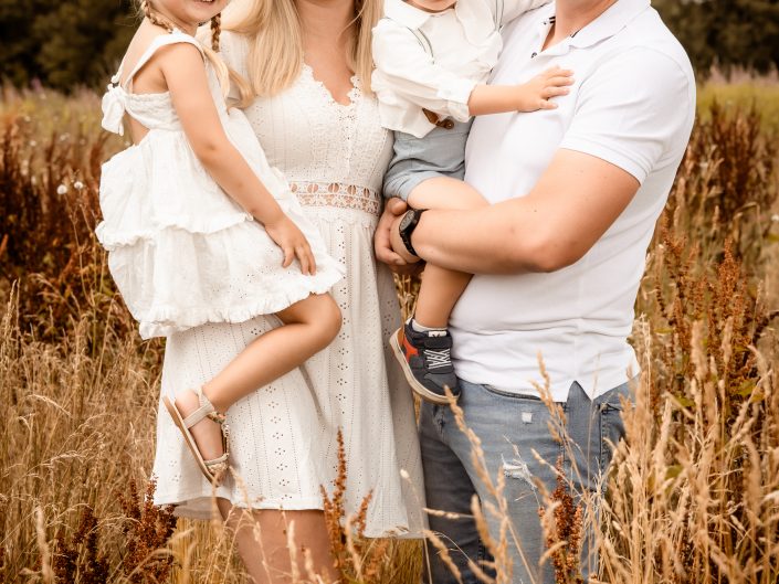 Familienshooting im Freien, fröhliche Familien-Fotografie im Freien, romantische Familien-Fotos, Family-Photography, Kinder-Shooting, Kids-Fotografie outdoor, emotionales Fotoshooting, fröhliche und spontane Fotografie im Freien, Liebe auf Bildern, Liebe ist Alles, Familienglück, Familienfreude, professionelle Familienfotografin Nadja Hommel, freies Familien-Shooting Oberfranken und Südthüringen, Family-Pictures, romantische Familienfotografie, unsere Glücksmomente, emotionales Shooting, Fotografie in Rödental, Fotografie in Sonneberg, Fotografie in Coburg, Fotografie in Sonnefeld, Fotografie in Lichtenfels, Fotografie in Neuhaus am Rennweg, Fotografie in Sonneberg, Fotografie in Bamberg, Fotografie in Kronach, Fotografie in Oberfranken, Mama Papa und Kinder