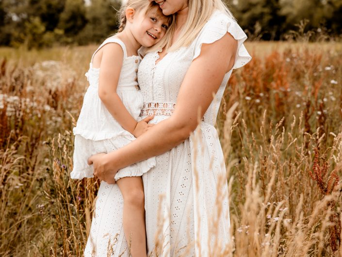 Familienshooting im Freien, fröhliche Familien-Fotografie im Freien, romantische Familien-Fotos, Family-Photography, Kinder-Shooting, Kids-Fotografie outdoor, emotionales Fotoshooting, fröhliche und spontane Fotografie im Freien, Liebe auf Bildern, Liebe ist Alles, Familienglück, Familienfreude, professionelle Familienfotografin Nadja Hommel, freies Familien-Shooting Oberfranken und Südthüringen, Family-Pictures, romantische Familienfotografie, unsere Glücksmomente, emotionales Shooting, Fotografie in Rödental, Fotografie in Sonneberg, Fotografie in Coburg, Fotografie in Sonnefeld, Fotografie in Lichtenfels, Fotografie in Neuhaus am Rennweg, Fotografie in Sonneberg, Fotografie in Bamberg, Fotografie in Kronach, Fotografie in Oberfranken, Mama und ihr Mädchen, Mama mit Tochter, emotionales Mama-Tochter-Shooting