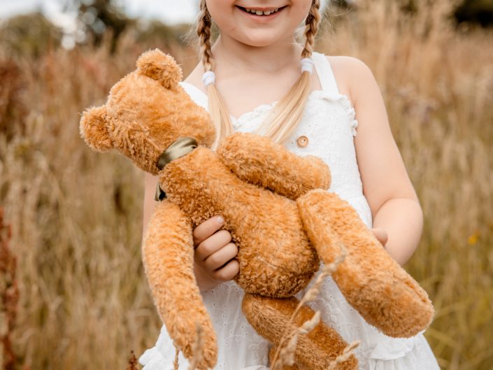 Familienshooting im Freien, fröhliche Familien-Fotografie im Freien, romantische Familien-Fotos, Family-Photography, Kinder-Shooting, Kids-Fotografie outdoor, emotionales Fotoshooting, fröhliche und spontane Fotografie im Freien, Liebe auf Bildern, Liebe ist Alles, Familienglück, Familienfreude, professionelle Familienfotografin Nadja Hommel, freies Familien-Shooting Oberfranken und Südthüringen, Family-Pictures, romantische Familienfotografie, unsere Glücksmomente, emotionales Shooting, Fotografie in Rödental, Fotografie in Sonneberg, Fotografie in Coburg, Fotografie in Sonnefeld, Fotografie in Lichtenfels, Fotografie in Neuhaus am Rennweg, Fotografie in Sonneberg, Fotografie in Bamberg, Fotografie in Kronach, Fotografie in Oberfranken, Mädchen mit Teddy, Mädchen in der Wiese, Kinder-Fotografie