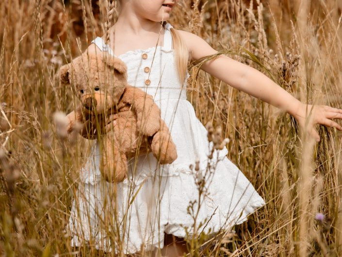 Familienshooting im Freien, fröhliche Familien-Fotografie im Freien, romantische Familien-Fotos, Family-Photography, Kinder-Shooting, Kids-Fotografie outdoor, emotionales Fotoshooting, fröhliche und spontane Fotografie im Freien, Liebe auf Bildern, Liebe ist Alles, Familienglück, Familienfreude, professionelle Familienfotografin Nadja Hommel, freies Familien-Shooting Oberfranken und Südthüringen, Family-Pictures, romantische Familienfotografie, unsere Glücksmomente, emotionales Shooting, Fotografie in Rödental, Fotografie in Sonneberg, Fotografie in Coburg, Fotografie in Sonnefeld, Fotografie in Lichtenfels, Fotografie in Neuhaus am Rennweg, Fotografie in Sonneberg, Fotografie in Bamberg, Fotografie in Kronach, Fotografie in Oberfranken, Mädchen in der hohen Wiese