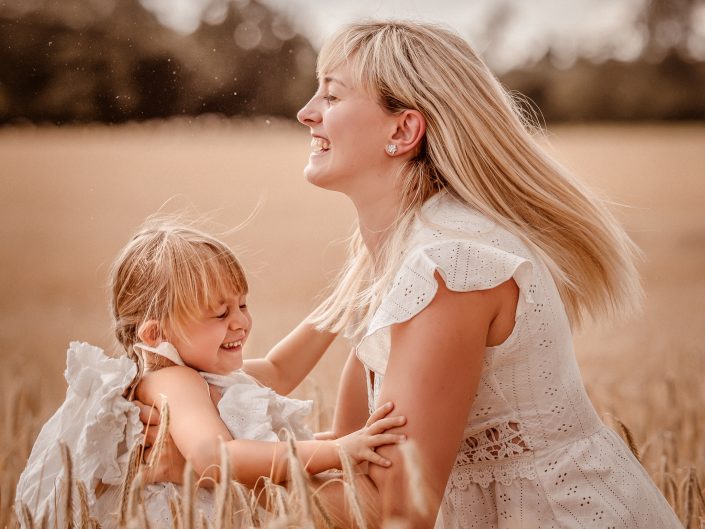 Familienshooting im Freien, fröhliche Familien-Fotografie im Freien, romantische Familien-Fotos, Family-Photography, Kinder-Shooting, Kids-Fotografie outdoor, emotionales Fotoshooting, fröhliche und spontane Fotografie im Freien, Liebe auf Bildern, Liebe ist Alles, Familienglück, Familienfreude, professionelle Familienfotografin Nadja Hommel, freies Familien-Shooting Oberfranken und Südthüringen, Family-Pictures, romantische Familienfotografie, unsere Glücksmomente, emotionales Shooting, Fotografie in Rödental, Fotografie in Sonneberg, Fotografie in Coburg, Fotografie in Sonnefeld, Fotografie in Lichtenfels, Fotografie in Neuhaus am Rennweg, Fotografie in Sonneberg, Fotografie in Bamberg, Fotografie in Kronach, Fotografie in Oberfranken, Mama mit Tochter, Shooting im Kornfeld
