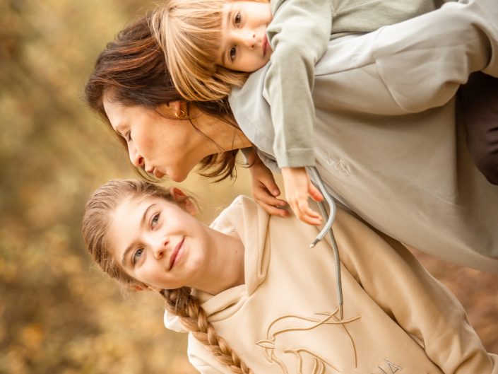 Familienshooting im Freien, fröhliche Familien-Fotografie im Freien, romantische Familien-Fotos, Family-Photography, Kinder-Shooting, Kids-Fotografie outdoor, emotionales Fotoshooting, fröhliche und spontane Fotografie im Freien, Liebe auf Bildern, Liebe ist Alles, Familienglück, Familienfreude, professionelle Familienfotografin Nadja Hommel, freies Familien-Shooting Oberfranken und Südthüringen, Family-Pictures, romantische Familienfotografie, unsere Glücksmomente, emotionales Shooting, Fotografie in Rödental, Fotografie in Sonneberg, Fotografie in Coburg, Fotografie in Sonnefeld, Fotografie in Lichtenfels, Fotografie in Neuhaus am Rennweg, Fotografie in Sonneberg, Fotografie in Bamberg, Fotografie in Kronach, Fotografie in Oberfranken; Mama mit Kids
